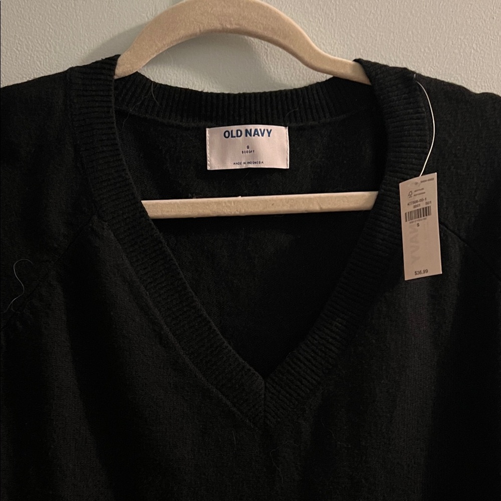 NEW WITH TAGS: Old Navy Black Knit V-Neck Pullover